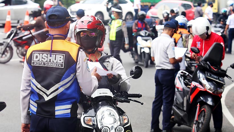 Pantauan Hari Pertama PSBB di Surabaya, Lalu Lintas Macet - Bagian 4
