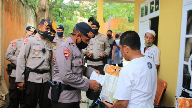 Brimob Polda Maluku Bagi-Bagi Takjil dan Paket Bahan Pokok kepada Warga