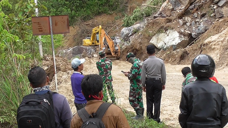 Ruas Jalan Alternatif Bukittinggi-Padang Putus Total akibat Longsor