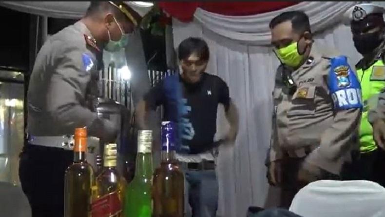 Pemeriksaan di Check Point Surabaya, Polisi Sita 4 Botol Miras