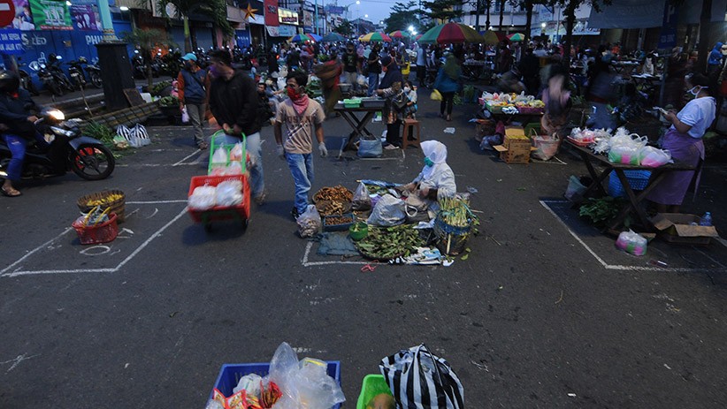 Pedagang Pasar Pagi Salatiga Menerapkan Physical Distancing - Bagian 2