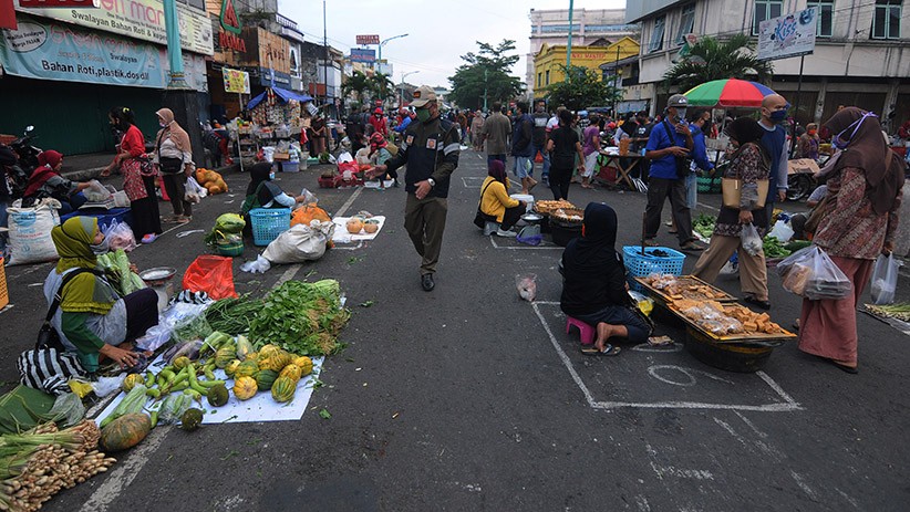 Pedagang Pasar Pagi Salatiga Menerapkan Physical Distancing - Bagian 3