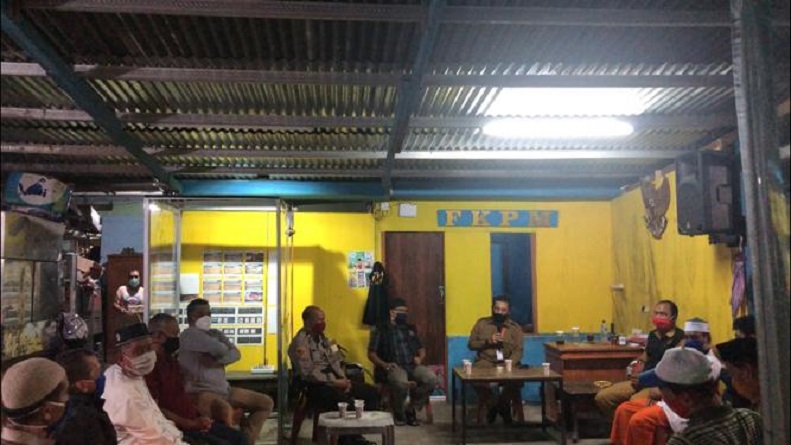 Masuk Lorong Kampung Malam-Malam, Wali Kota Makassar Bercengkrama dengan Warga