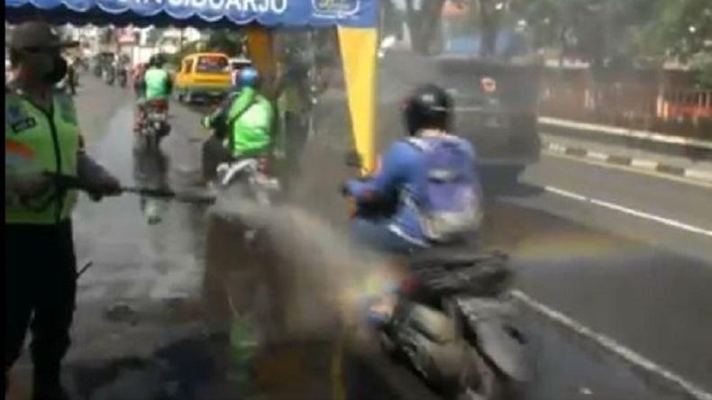 title Hari ke 2 PSBB di Sidoarjo, Jumlah Pelanggaran Jaga Jarak dan Tidak Bermasker Masih Tinggi Hari ke 2 PSBB di Sidoarjo, Jumlah Pelanggaran Jaga Jarak dan Tidak Bermasker Masih Tinggi