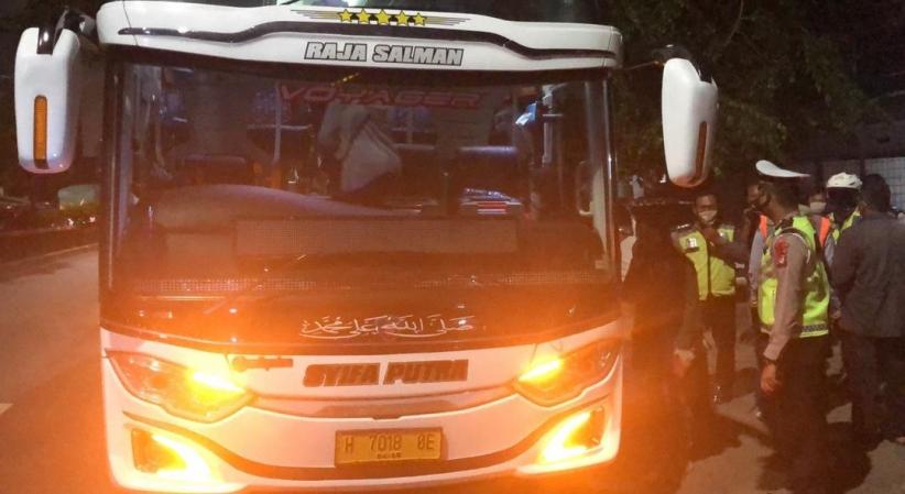 Niat Hindari Pantura, Bus Tujuan Jabodetabek Terciduk di Jalur Tikus Rembang