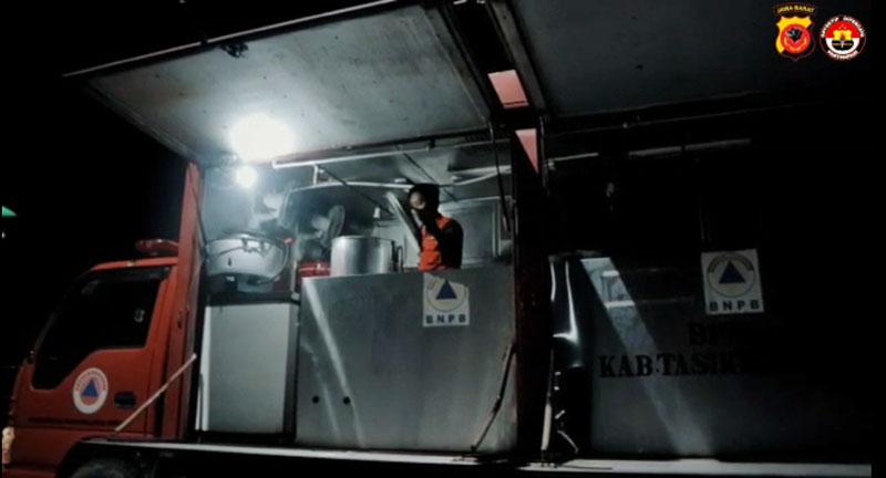 title Sambil Patroli, Polres Tasikmalaya Bagikan Makan Sahur ke Warga Kurang Mampu Sambil Patroli, Polres Tasikmalaya Bagikan Makan Sahur ke Warga Kurang Mampu
