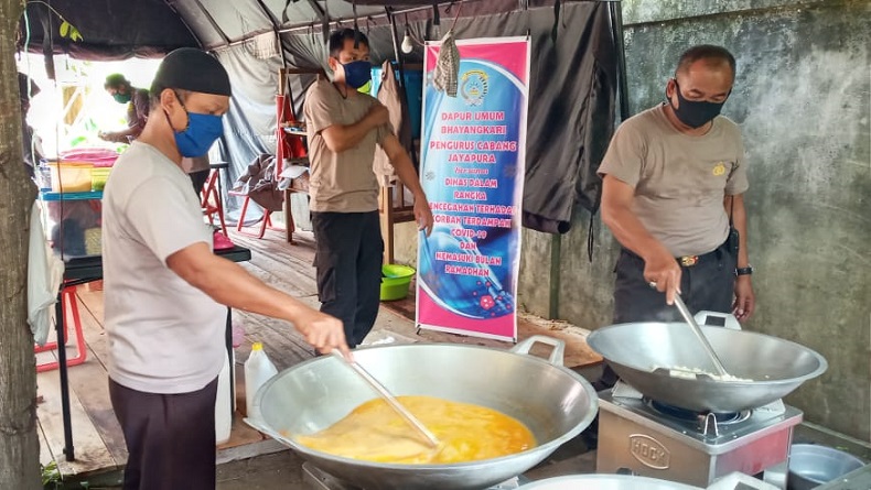 Setiap Hari, Polres Jayapura Bagikan 250 Nasi Bungkus untuk Warga Terdampak Corona