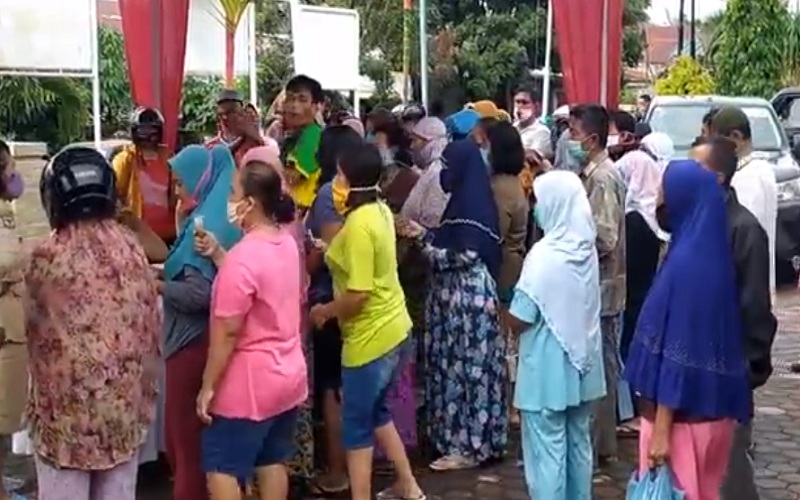 Warga Pematangsiantar Berebut Beli Sembako di Pasar Murah yang Digelar Pemko