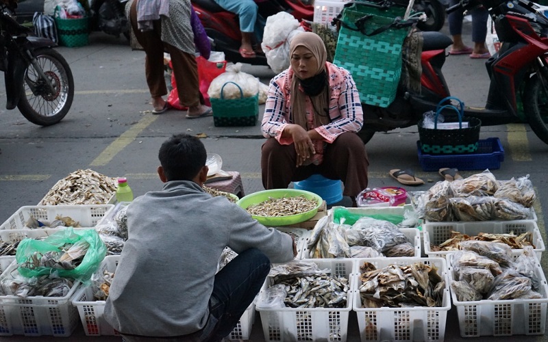 Mengintip Pasar Jaga Jarak di Demak yang Buka Dini Hari