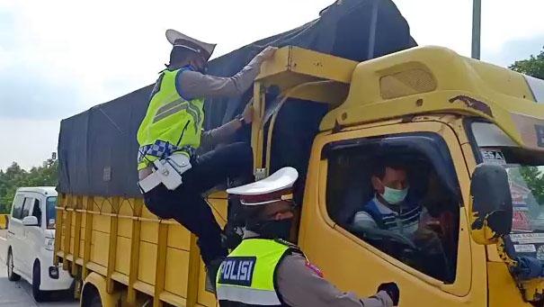 Kelabui Petugas, Pemudik Nekat Numpang Truk Barang Dihentikan di Cirebon