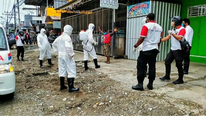 Jatuh Tiba-Tiba, Warga Sentani Dievakuasi Petugas dengan APD Lengkap