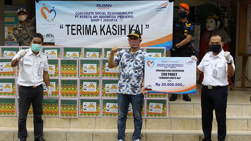 KAI DAOP 1 Jakarta Salurkan Sembako untuk Warga Terdampak Covid-19 - Bagian 1
