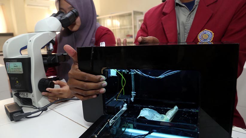 Mahasiswa UM Surabaya Ciptakan Alat Sterilisasi Uang Otomatis - Bagian 2