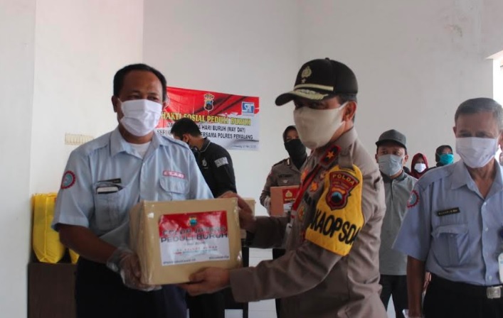Peringati Hari Buruh, Polda Jateng-Polres Pemalang Bagikan Sembako ke Buruh