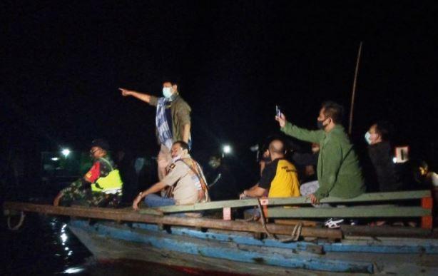 Naik Kapal, Gubernur Kalsel Bagikan Paket Sembako di Pulau Bromo