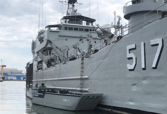 Pakai Kapal Perang, Pemprov Jatim Kirim 4.000 Paket Kebutuhan Pokok ke Kepulauan di Sumenep