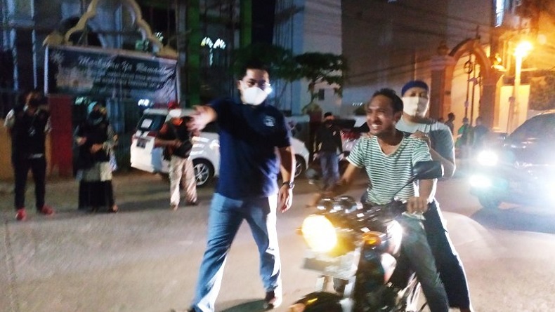 Terobos Razia Masker di Makassar, Pengendara Motor Jatuh saat Melaju Kecepatan Tinggi