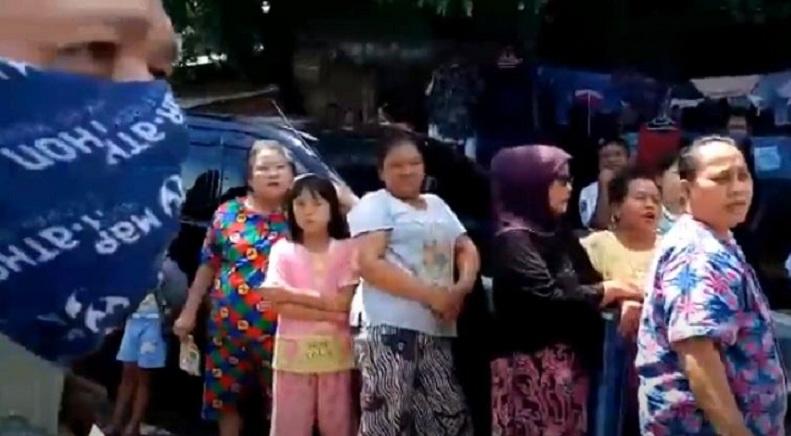 Anak dan Suami Jarang Pulang, Emak-Emak di Sibolga Ngamuk Gerebek Lokasi Judi Jackpot