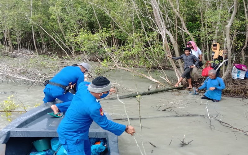 title Polisi Selamatkan 13 TKI Ilegal yang Telantar di Hutan Bakau Perairan Asahan Polisi Selamatkan 13 TKI Ilegal yang Telantar di Hutan Bakau Perairan Asahan