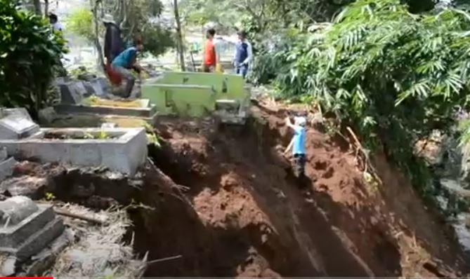 TPU Cikutra Bandung Longsor, 11 Jenazah Hanyut di Sungai Cidurian