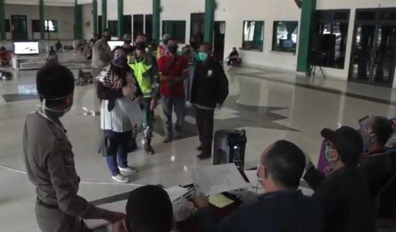 title Satu Keluarga Protes 2 Anaknya Ditangkap karena Tak Pakai Masker di Palembang Satu Keluarga Protes 2 Anaknya Ditangkap karena Tak Pakai Masker di Palembang