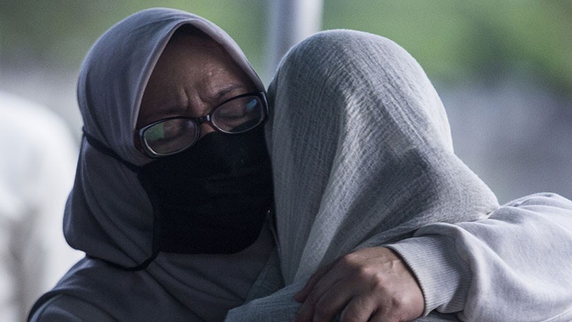 Jenazah Eks Basis Dewa 19 Erwin Prasetya Dimakamkan di TPU Keputih - Bagian 1