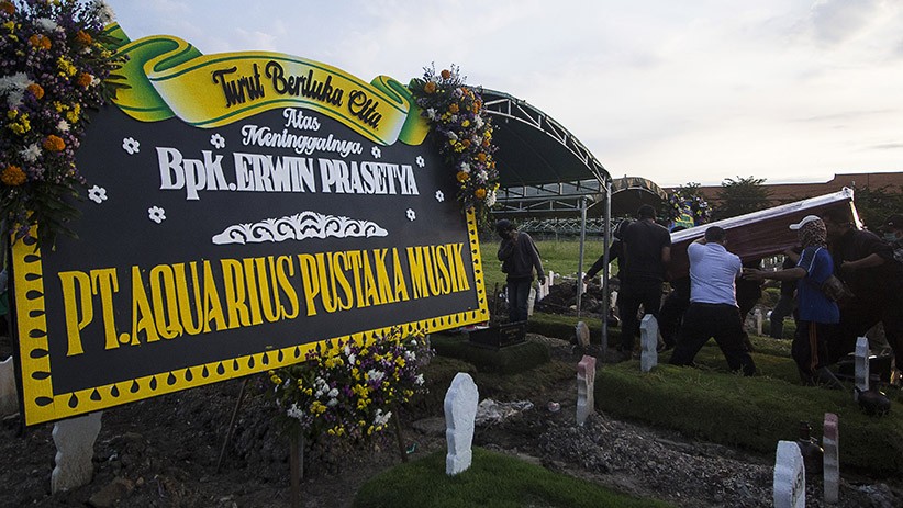 Jenazah Eks Basis Dewa 19 Erwin Prasetya Dimakamkan di TPU Keputih - Bagian 2