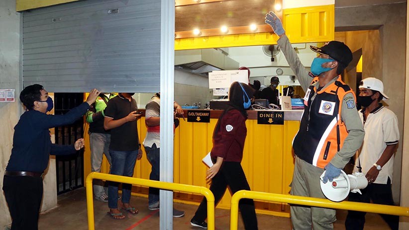 Langgar Jam Malam saat PSBB, Warung dan Kafe Ditutup Paksa - Bagian 1