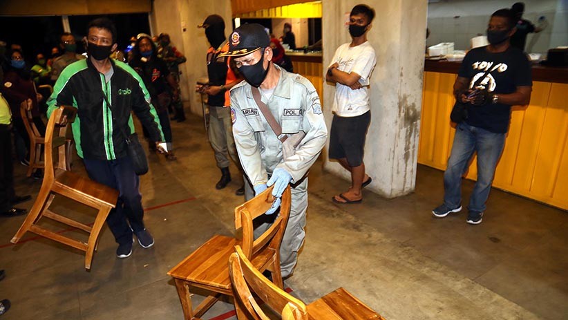 Langgar Jam Malam saat PSBB, Warung dan Kafe Ditutup Paksa - Bagian 2