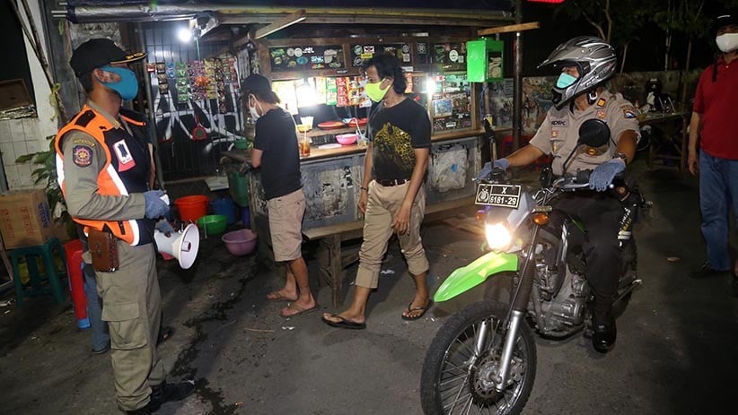 Langgar Jam Malam saat PSBB, Warung dan Kafe Ditutup Paksa - Bagian 3