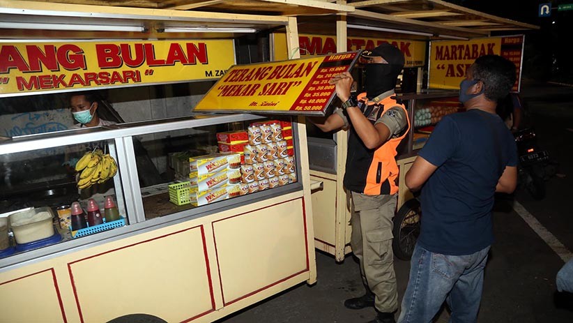 Langgar Jam Malam saat PSBB, Warung dan Kafe Ditutup Paksa - Bagian 4