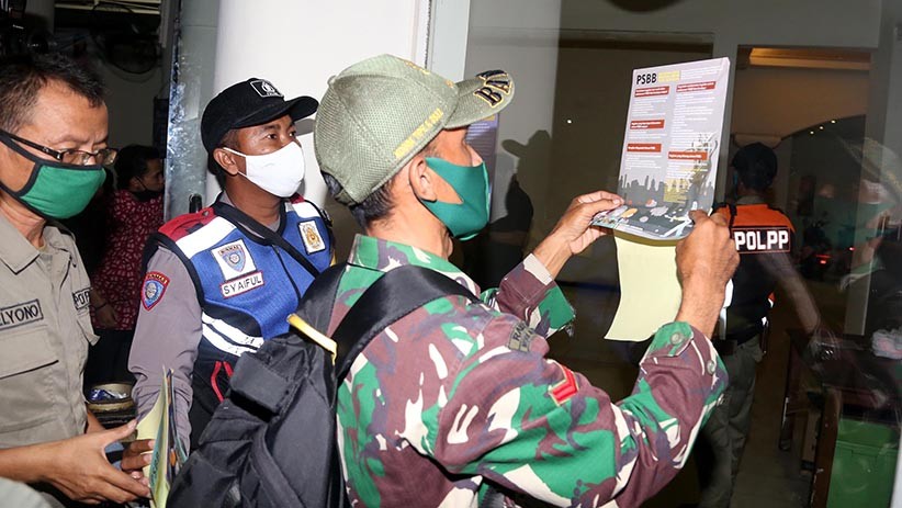 Langgar Jam Malam saat PSBB, Warung dan Kafe Ditutup Paksa - Bagian 5