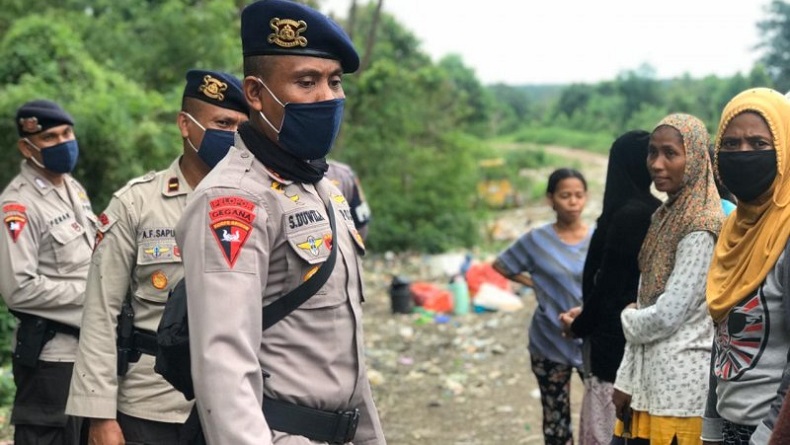 Brimob Polda Maluku Bagi Paket Kebutuhan Pokok untuk Pemulung dan Pemecah Batu