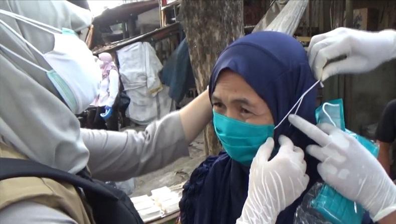 title Ratusan Masker Dikirim ke Desa Suka Maju Kapuas Hulu usai Seorang Warga Positif Corona Ratusan Masker Dikirim ke Desa Suka Maju Kapuas Hulu usai Seorang Warga Positif Corona