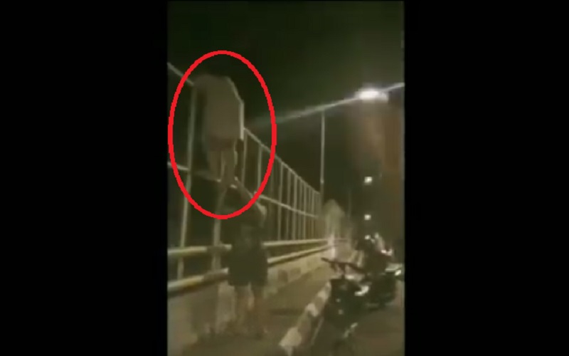 Video Viral Ibu Muda Kerasukan Hendak Bunuh Diri Di Jembatan Banjar