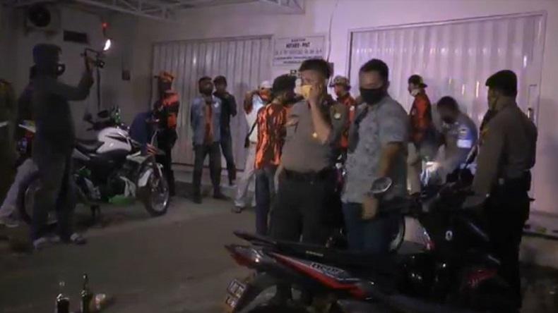 Razia PSBB di Bekasi, Petugas Gabungan Bubarkan Puluhan Anggota Ormas yang Pesta Miras