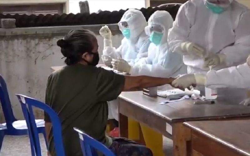 title Desa Bondalem Buleleng Diisolasi, 16 Orang Jalani Swab Test Desa Bondalem Buleleng Diisolasi, 16 Orang Jalani Swab Test