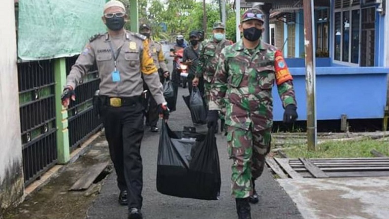 Tim Gabungan  TNI Polri di Pontianak Bagikan Ribuan Nasi 