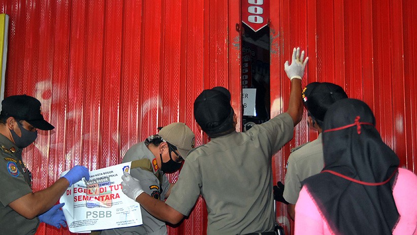 Wali Kota Bogor Bima Arya Segel Toko yang Langgar Aturan PSBB - Bagian 2