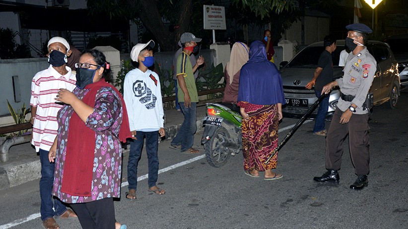 Patroli Gabungan Bubarkan Kerumunan Warga Jelang PSBB di Gowa - Bagian 2