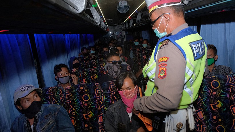 Polisi Razia Bus yang Membawa Penumpang dari Bali - Bagian 1