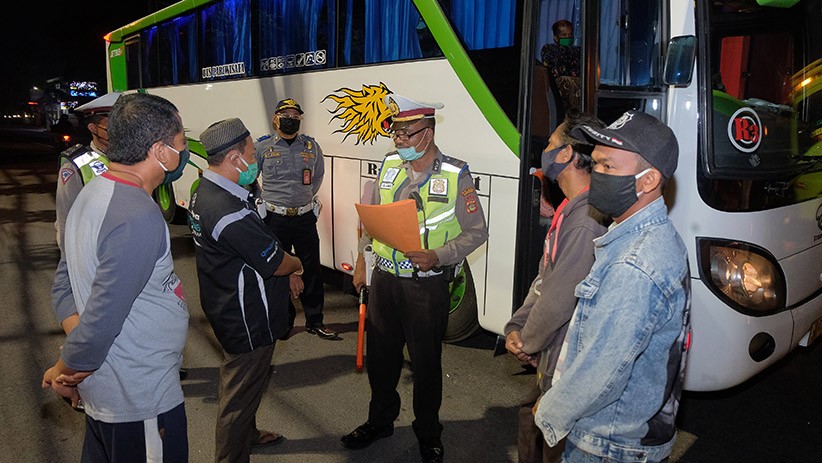 Polisi Razia Bus yang Membawa Penumpang dari Bali - Bagian 2