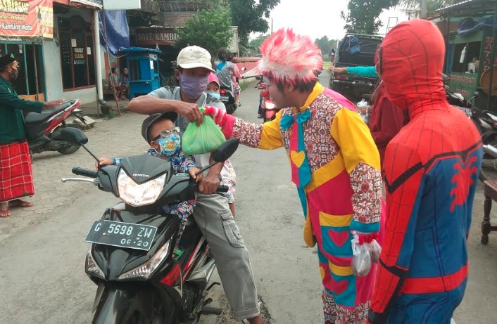 title Ingatkan Bahaya Covid 19, Pemuda di Pemalang Berkostum Badut Bagikan Masker Ingatkan Bahaya Covid 19, Pemuda di Pemalang Berkostum Badut Bagikan Masker