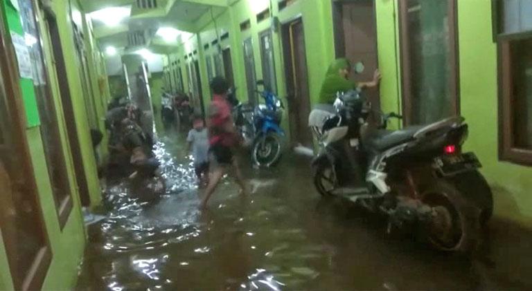 Tanggul Sungai Jebol Di Lembang, Ratusan Rumah Warga Terendam Banjir