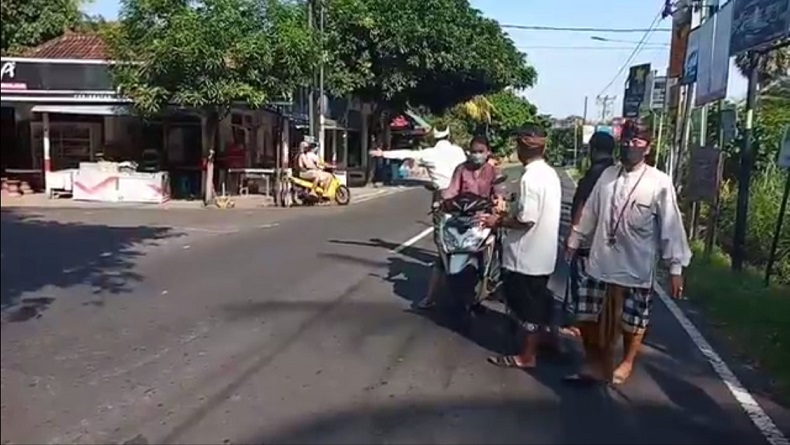 Desa Bondalem Buleleng Diisolasi, Pecalang Berjaga di Pintu Masuk Desa