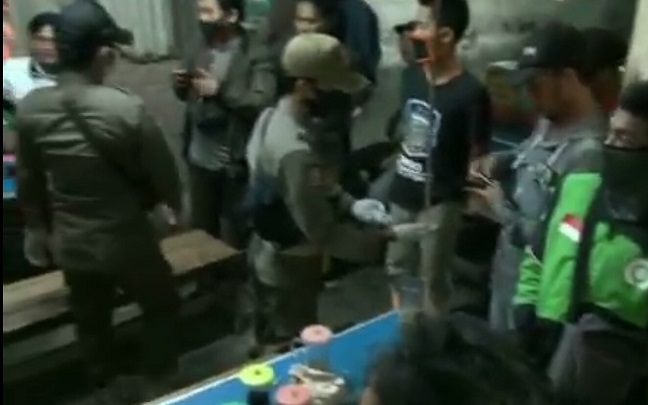 title Razia PSBB Sidoarjo, Petugas Jaring Ratusan Pemilik dan Pengunjung Warung Kopi Razia PSBB Sidoarjo, Petugas Jaring Ratusan Pemilik dan Pengunjung Warung Kopi