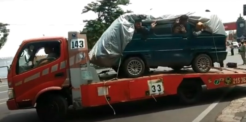  Viral Truk Towing Angkut Mobil Berisi 8 Pemudik, Ini Kata Waka Satlantas 