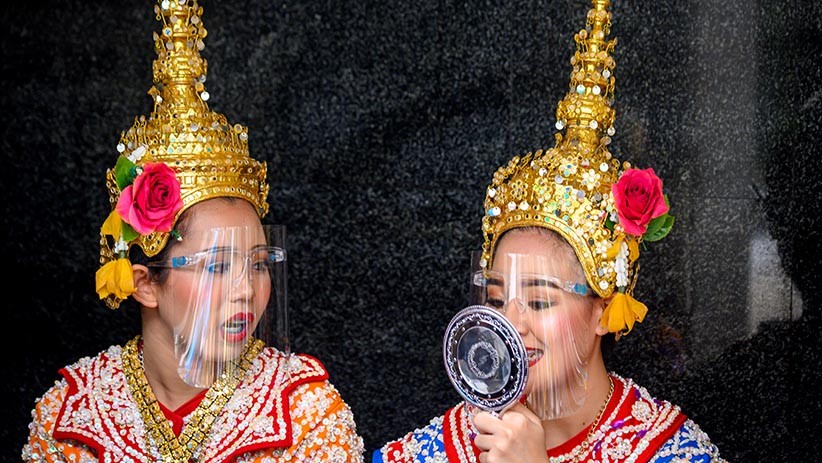 Thailand Longgarkan Lockdown, Penari Tampil dengan Pelindung Wajah - Bagian 3