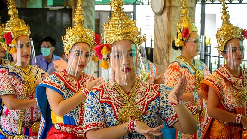 Thailand Longgarkan Lockdown, Penari Tampil dengan Pelindung Wajah - Bagian 2
