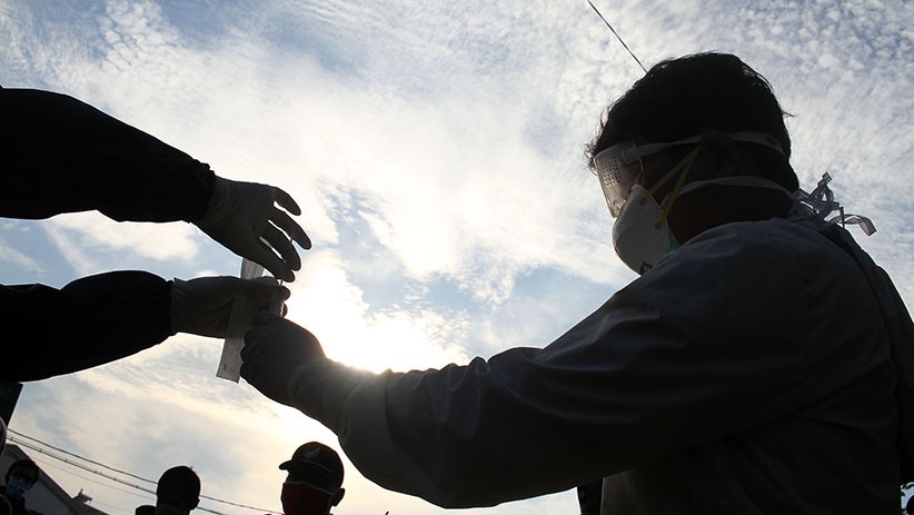 Penumpang KRL Jalani Test Swab Covid-19 di Stasiun Bekasi - Bagian 4